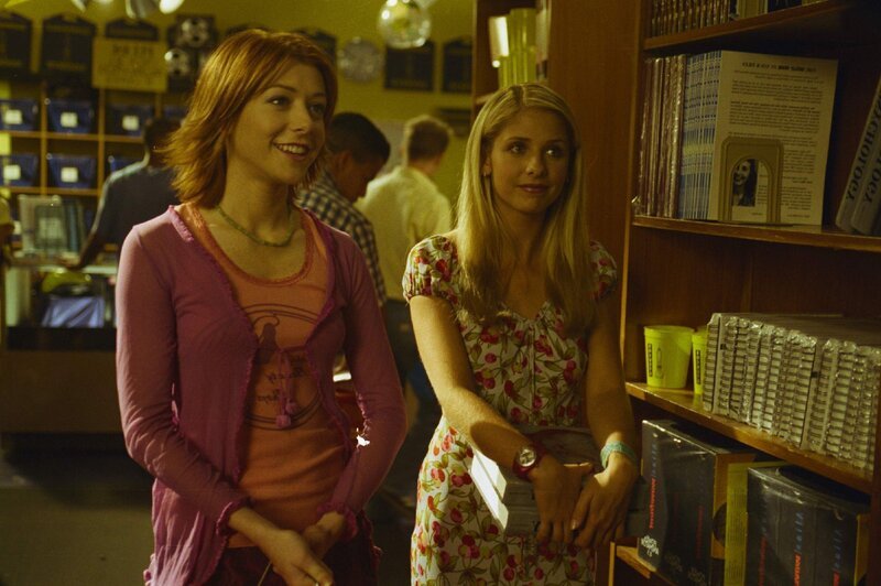 Willow (Alyson Hannigan, l.); Buffy (Sarah Michelle Gellar, r.) – Bild: RTL