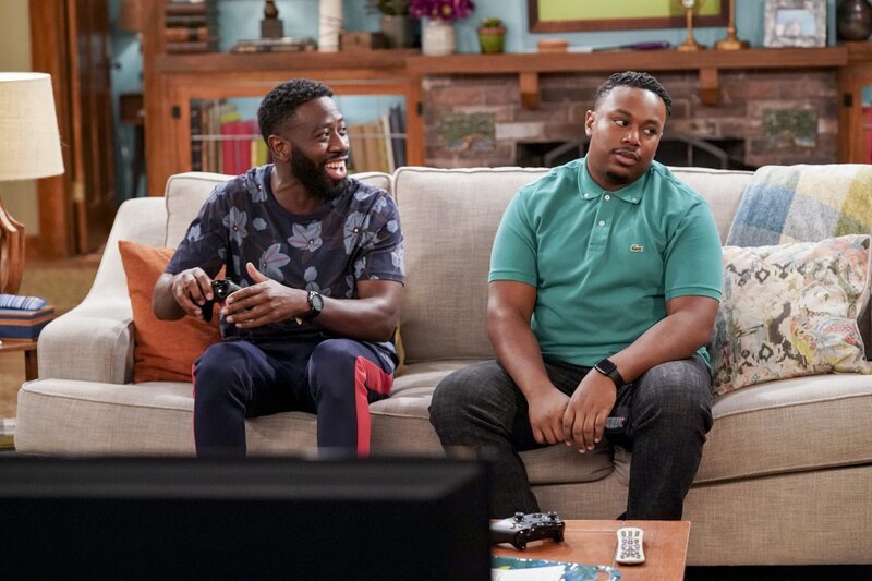 Malcolm Butler (Sheaun McKinney, l.); Marty Butler (Marcel Spears, r.) – Bild: CBS Broadcasting, Inc. /​ Monty Brinton