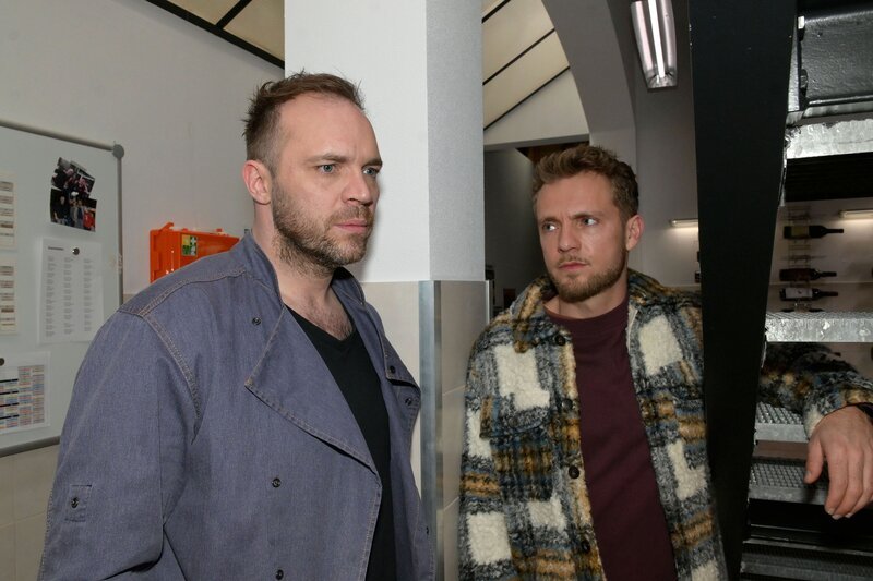 Erik (Patrick Heinrich, l.) weiß, dass er bei Paul (Niklas Osterloh) kein Mitleid bekommen wird. – Bild: RTL