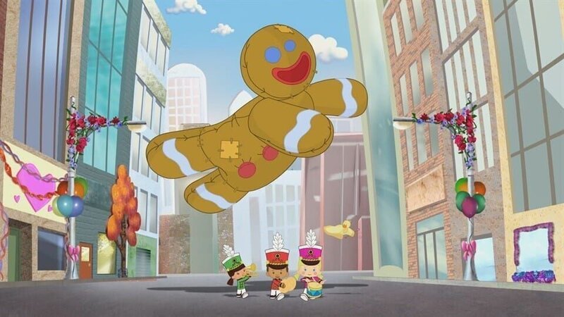 In Zoés Zauberwelt ist Yasemin verantwortlich für die Posaune, Hamid für das Becken und Zoé für die Trommel. Auch Hoppla, der Riesenballon, hat Probleme mitzuhalten. – Bild: KiKA/​Mike Young Productions