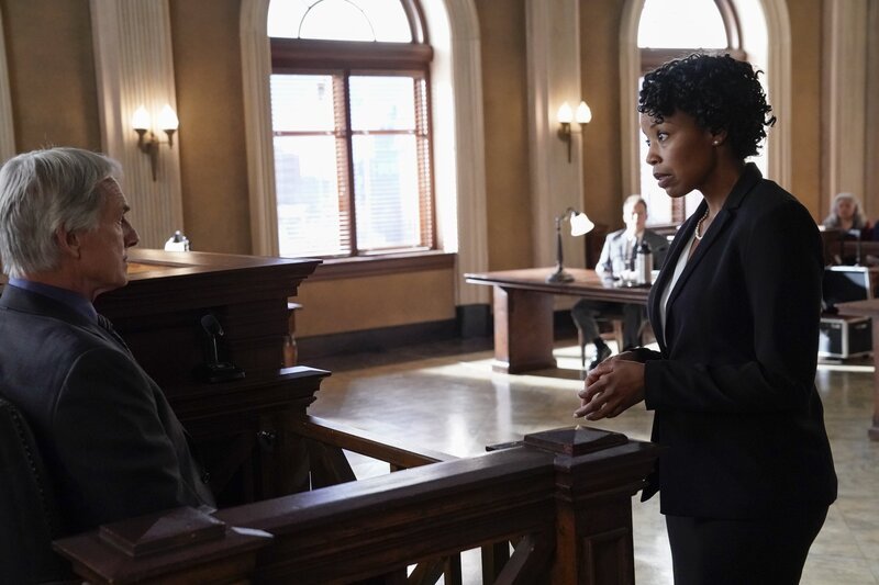 Da ihr Mandat behauptet, der Mord wäre ihm damals von einem NCIS-Agenten angehängt worden, wendet sich Anwältin Jessica Schaeffer (Hilary Ward, r.) an Gibbs (Mark Harmon, l.) und das NCIS-Team und bringt den Fall erneut vor Gericht … – Bild: CBS Broadcasting, Inc. /​ Robert Voets