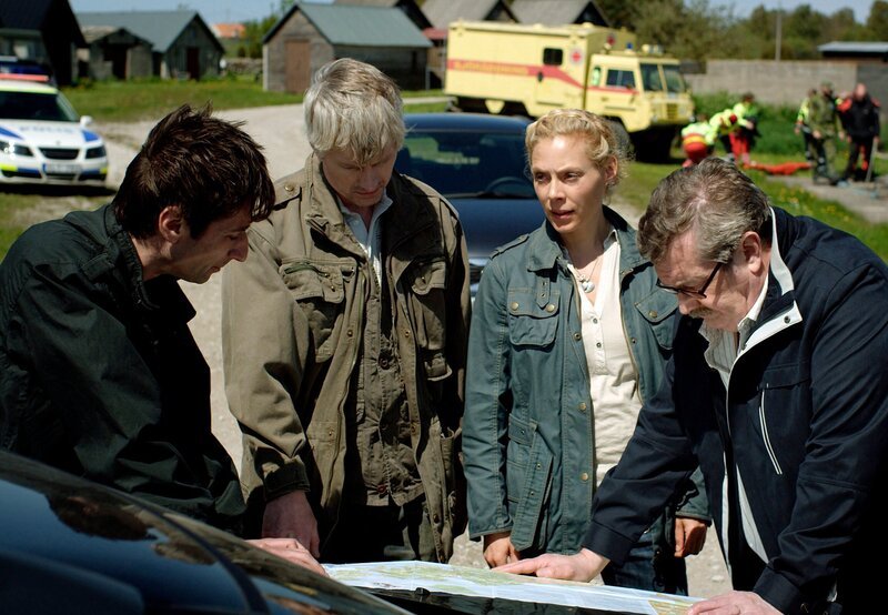 NDR Fernsehen MARIA WERN, KRIPO GOTLAND – KINDERSPIEL, „(Maria Wern – Pojke Försvunnen)“, Maria Wern (Eva Röse) sucht mit Ihren Kollegen Ek (Ulf Friberg), Hartmann (Allan Svensson, rechts) und Arvidsson (Peter Perski, links) nach zwei vermissten Kindern. – Bild: NDR/​Degeto/​Eyeworks Film Gemini/​Calle Persson