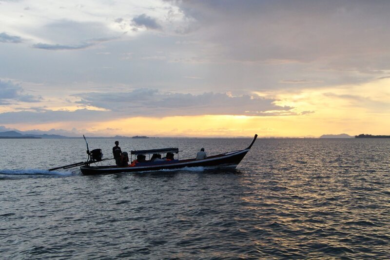 Ranger machen sich in den Morgenstunden auf um Zugvögel zu fangen. – Bild: Eikon Media/​Enrico Demurray