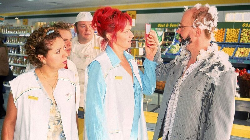 Rita (Gaby Köster, M.) muss Schumann (Lutz Herkenrath, r.) den Spiegel vorhalten, damit er realisiert, wie unmöglich er aussieht. (v.l.) Gisi (Franziska Traub), Didi (Dustin Semmelrogge) und Bernie (Georg Alfred Wittner) betrachten das lieber aus sicherer Entfernung … – Bild: RTL