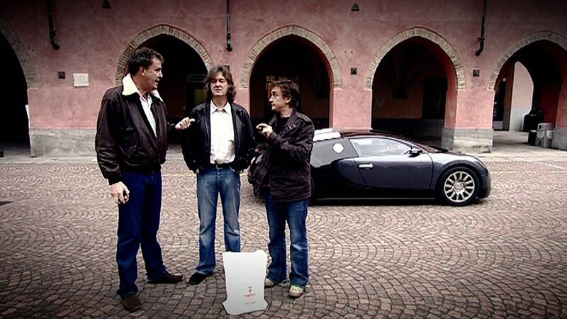 V.l.: Jeremy Clarkson, James May und Richard Hammond mit einem Bugatti Veyron in Alba. – Bild: TVNOW /​ BBC