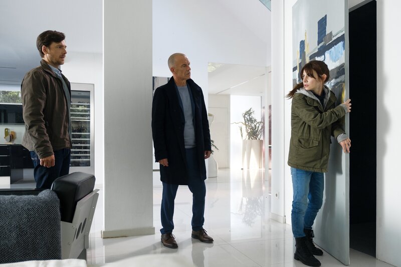 (v.l.n.r.) Ben Kohler (Stefan Pohl); Maarten S. Sneijder (Raymond Thiry); Sabine Nemez (Josefine Preuß) – Bild: Petro Domenigg
