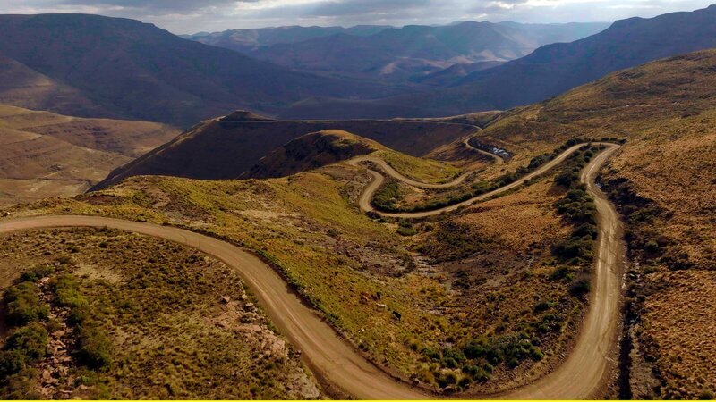 Unterwegs in den Drakensbergen: Zumindest die Straßen sind hier entschleunigend. – Bild: ZDF und NDR/​Martin Leitsch/​Elbmotion