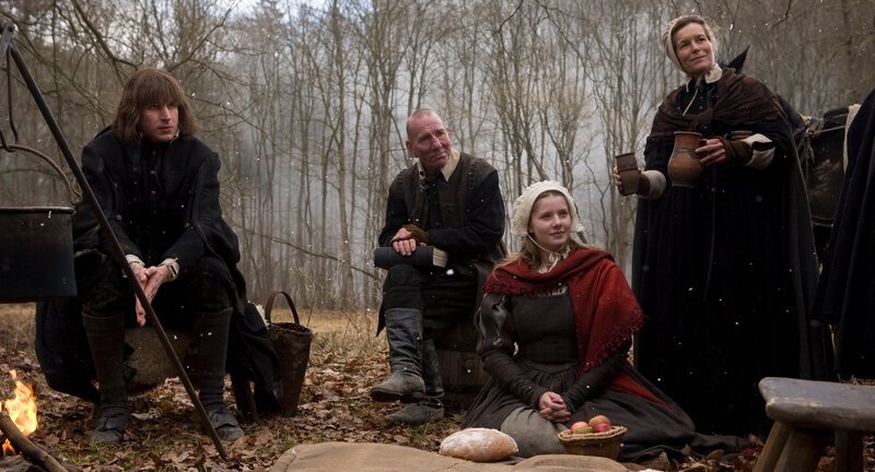 Die Puritanerfamilie Crowthorn begegnet auf ihrem Weg nach Amerika dem ehemaligen Söldner Solomon Kane. Von links: Edward Crowthorn (Anthony Wilks), William Crowthorn (Pete Postlethwaite), Meredith Crowthorn (Rachel Hurd-Wood) und Katherine Crowthorn (Alice Krige) – Bild: Larry D. Horricks /​ ZDF