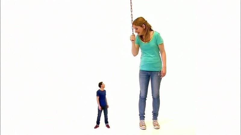 Tanja zieht an der Kette und André wird plötzlich ganz klein. – Bild: Kinderkanal