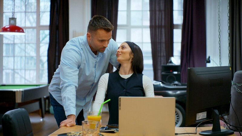 Sara will Kind und „Schnitte“ unter einen Hut bringen und Chiara wie Emmi aus dem Homeoffice unterstützen. Doch die Technik macht ihr einen Strich durch die Rechnung – sie ist stundenlang nicht erreichbar. Da wittert Mike seine Chance. – Bild: RTLZWEI