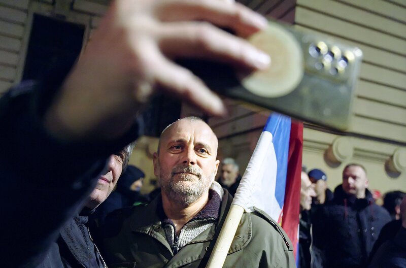 Zlatko Kokanovic und seine Mitstreiter solidarisieren sich mit Protesten in ganz Serbien und werden von Wissenschaftlern und Umweltaktivisten unterstützt. – Bild: Johannes Bünger