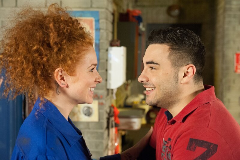 Als Joe (Sarah Hannemann) und Easy (Lars Steinhöfel) klar wird, dass Stinker nichts passiert ist, kommen die beiden sich unverhofft sehr nahe … – Bild: RTL