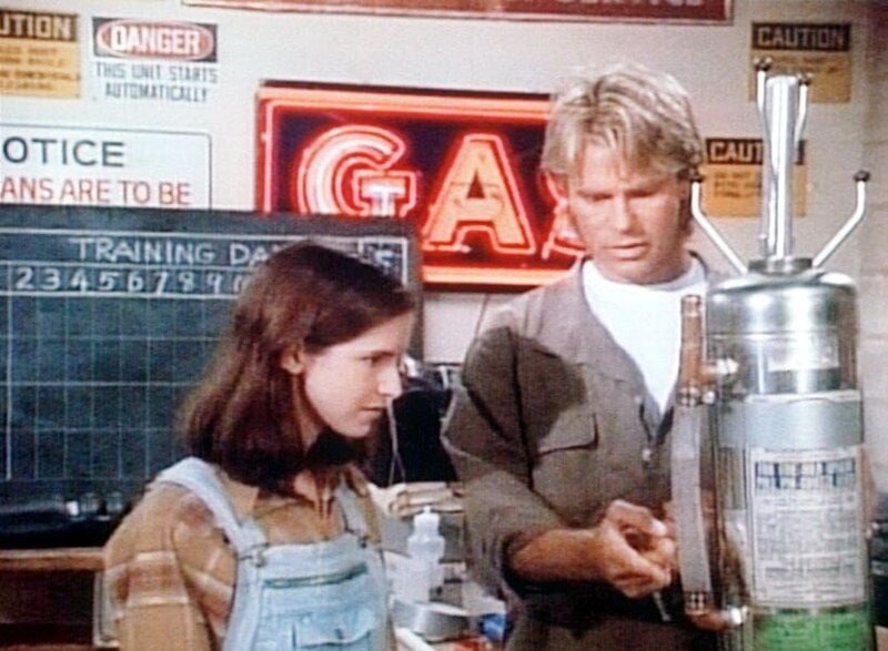 MacGyver (Richard Dean Anderson, r.) weiht Ronnie (Sarah Koskoff, l.) in seine Trainingsmethoden ein. – Bild: ProSieben Media AG