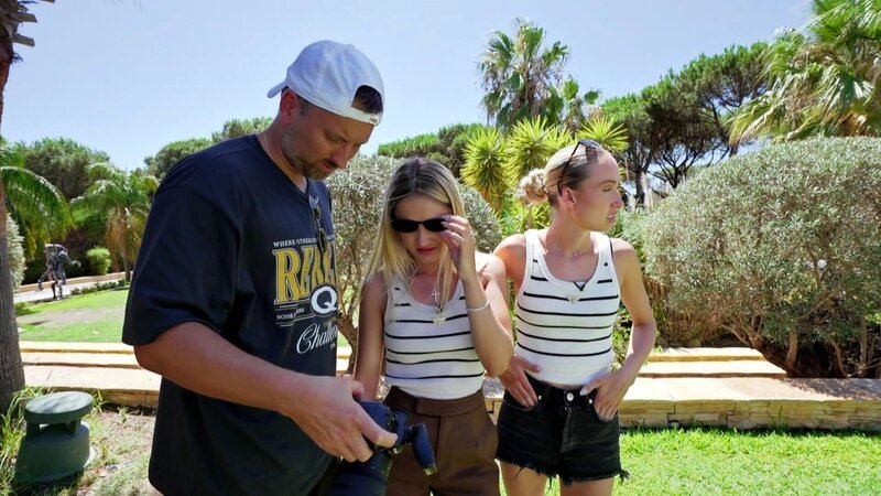 Davina und Shania organisieren ein modernes Fotoshooting in Saint-Tropez, um die neue Kollektion ihres Vaters zu präsentieren. Während Robert die Crew bekocht, liegt die Verantwortung bei den Schwestern. Das bringt Spannung ins Spiel! – Bild: RTLZWEI /​ Geiss TV