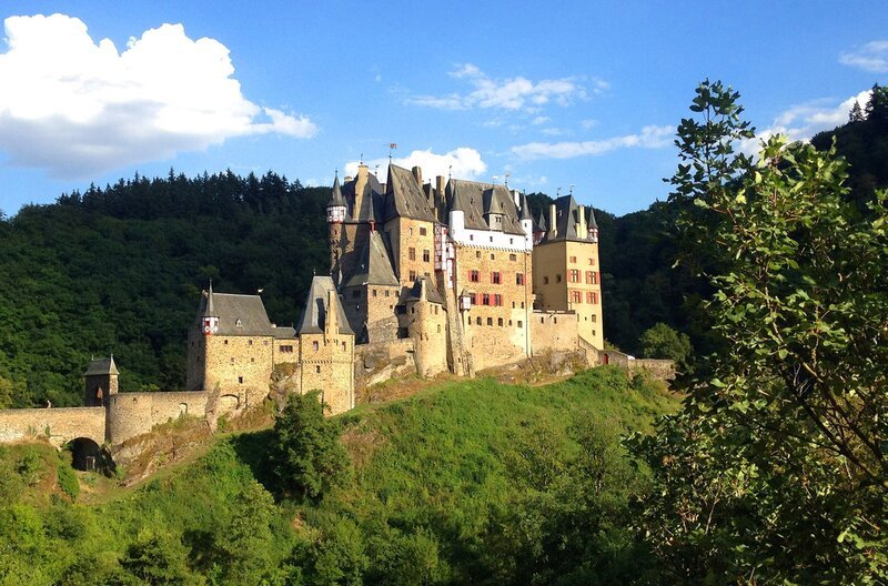 Militärisch nie bezwungen: Die Burg Eltz ist eine der bekanntesten und besterhaltenen Burgen Deutschlands. – Bild: Sabine Bier