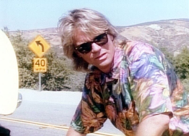 MacGyver (Richard Dean Anderson) ist mit Pinky Burnette auf das alte Studiogelände gefahren, wo Pinky früher seine Filme gedreht hat. – Bild: ProSieben Media AG