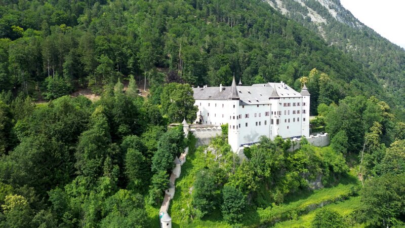 Schloss Tratzberg. – Bild: ZDF und ORF/​Ranfilm.