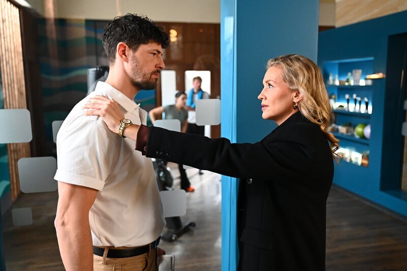 Mika (Daniel Noah) wird vom Auftauchen seiner forschen Partnerin in Crime ausgebremst. Rechts Rosalie Hermann (Verena Kringe) – Bild: @RTL
