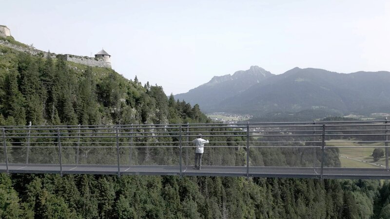 Armin Walch bei Burg Ehrenberg. – Bild: ORF/​Ranfilm