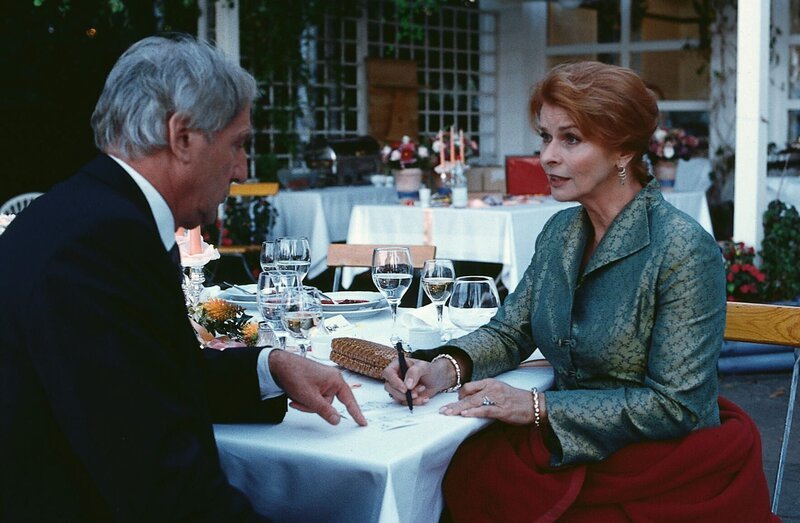 12. Auf der Hochzeitseinladung ihrer Tochter besiegeln Carla (Senta Berger) und Fritz (Günther Maria Halmer) ihre Scheidung. – Bild: ZDF/​Walter Wehner