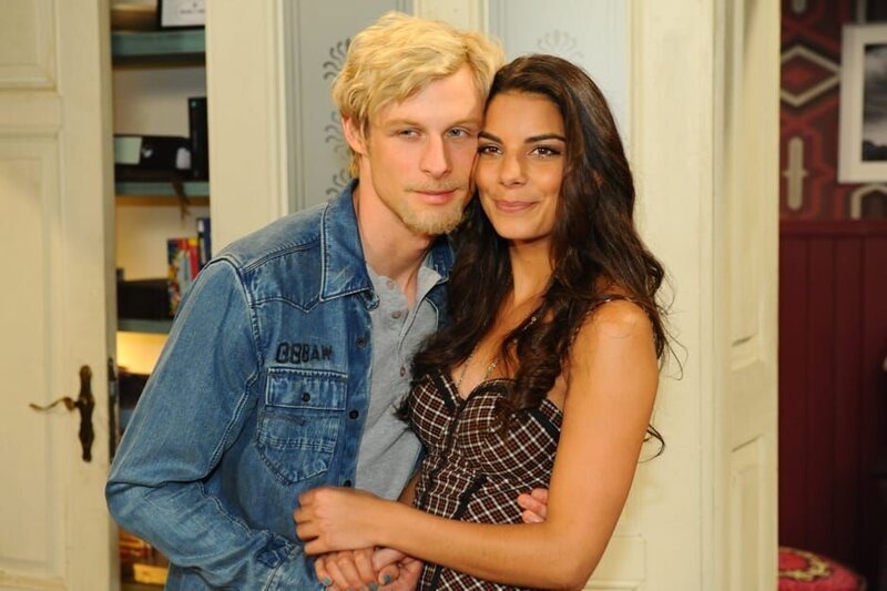 Müssen ein verliebtes Pärchen spielen: Virgin (Chris Gebert, l.) und Jasmin (Lilli Hollunder, r.) … – Bild: SAT.1 /​ Oliver Ziebe