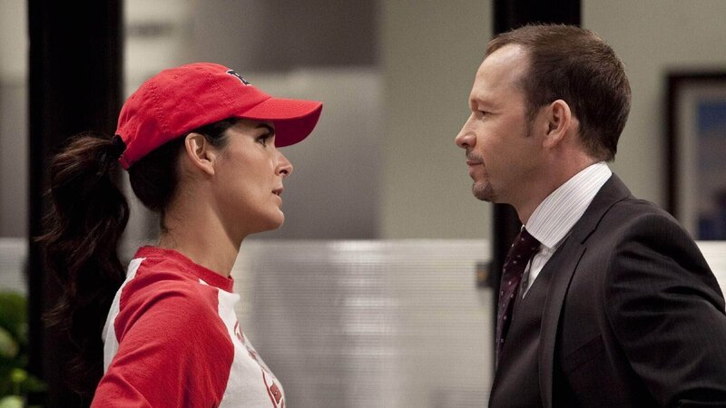 Det. Janie Rizzoli (Angie Harmon) und Sgt. Det. Joey Grant (Donnie Wahlberg). – Bild: TVNOW /​ Warner Brothers Ent.