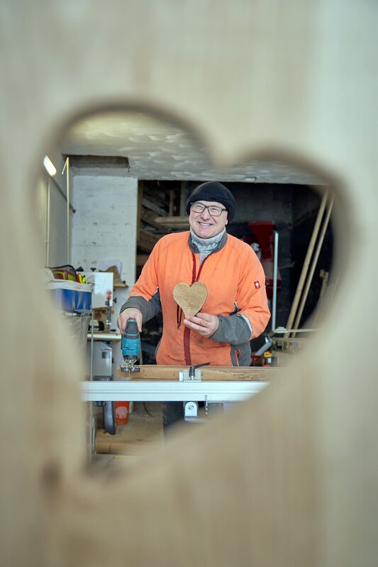Karl Postlmayr bei Dekoarbeit. – Bild: ORF/​EPO FILM/​Nela Valentina Pichl