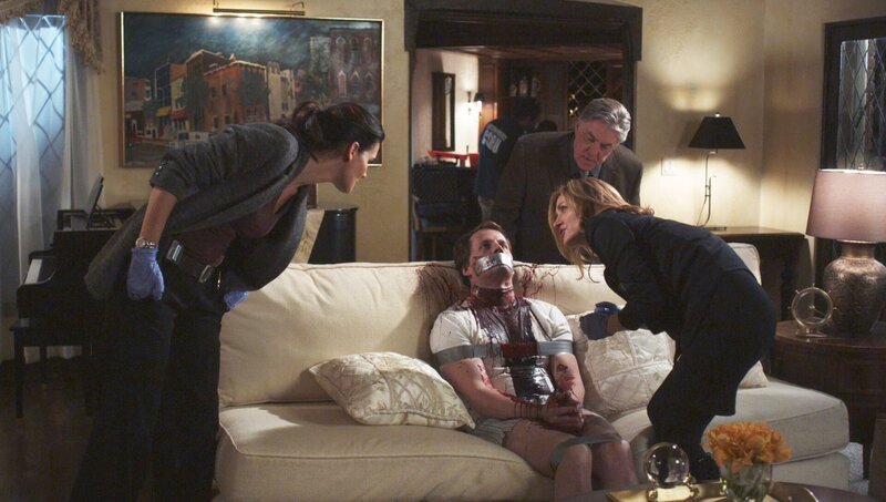 Am Tatort finden Detective Jane Rizzoli (Angie Harmon, l.), Detective Vince Korsak (Bruce McGill) und Dr. Maura Isles (Sasha Alexander) eine männliche Leiche (Dwayne Standridge) vor, dessen Spuren auf einen altbekannten Serienkiller deuten. – Bild: Warner Bros. International TV Distribution