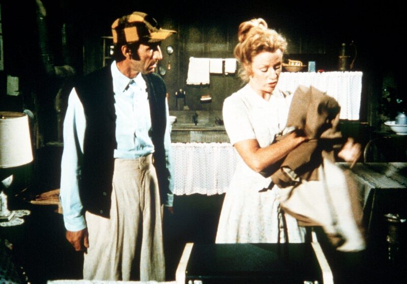 Sissy Tucker (Cissy Wellman, r.) verlässt ihren Mann Yancy (Robert Donner, l.). Der kann ihren Entschluss nicht begreifen. – Bild: Sat.1 Gold