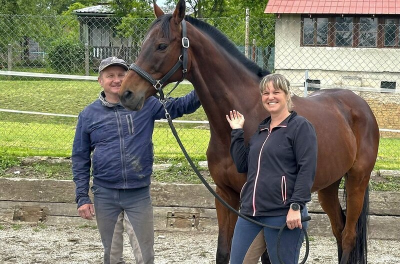 Seit neun Jahren trainiert Eva Petríková gemeinsam mit ihrem Mann Radim Petrík ihr Rennpferd Sacamiro. 2023 gewann es die legendär-gefährliche Velká pardubická und wurde zum Star in Tschechien. – Bild: Katrin Molnár