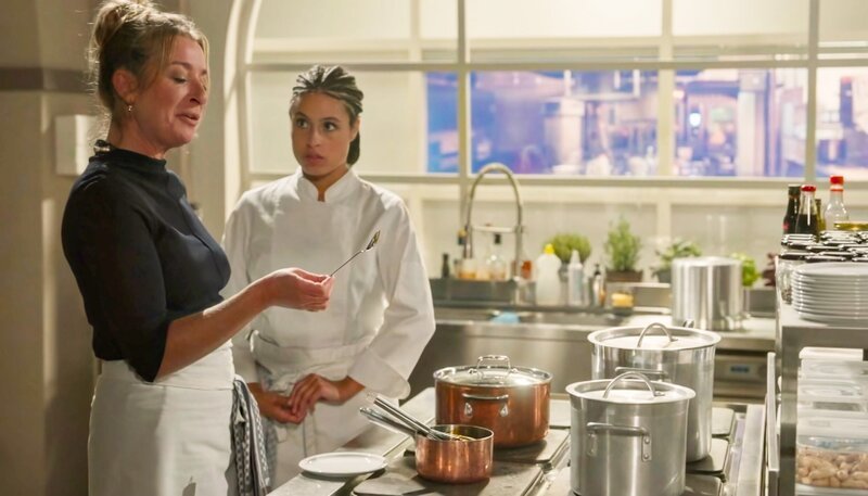 Ellie (Kim Biebow, r.) beginnt eine heimliche Kochausbildung bei Carla (Maria Fuchs, l.) und die zwei verbringen eine enthusiastische Koch-Nacht im Carlas. – Bild: NDR