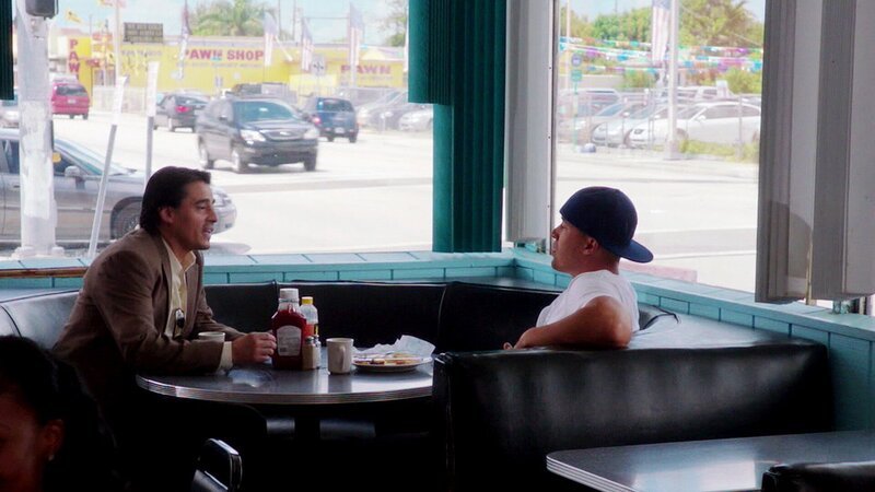 Detective Garza (Antonio Jaramillo, l) erpresst eine ehemalige Gefangene. Um an Informationen zu gelangen, stellt sich Jesse (Coby Bell) als neuer Informant vor, mit angeblich guten Kontakt zu einem gefährlichen Gangsterboss … – Bild: VOXup