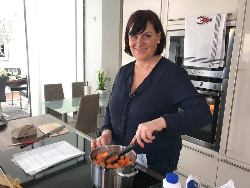 Gastgeberin Petra – Bild: TVNOW /​ ITV Studios
