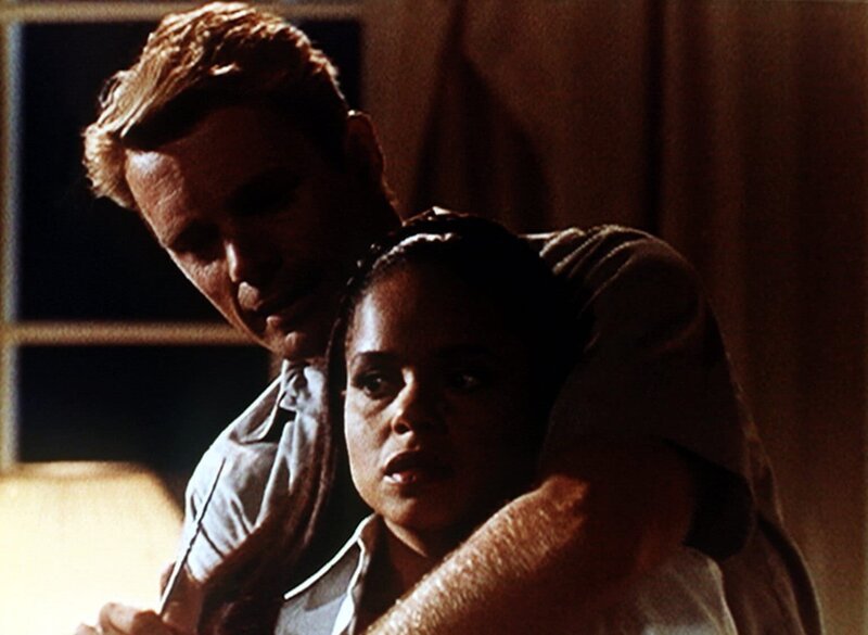 Michael Dern (John Schneider, l.) hat Amanda (Victoria Rowell, r.) in seine Gewalt gebracht und droht damit, sie umzubringen. Kann sie dem Killer noch entkommen? – Bild: Sat.1 Gold