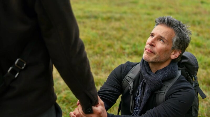 Richard (Florian Odendahl, r.) setzt alles auf eine Karte und macht Julius (Jan Stapelfeldt, l.) überraschend einen Heiratsantrag! – Bild: NDR