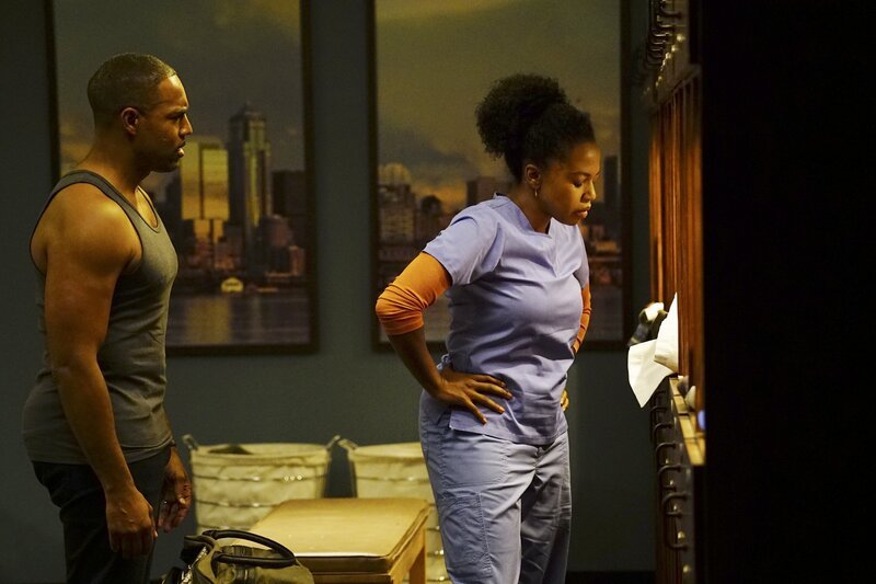 Während es Meredith und April mit einer Patientin zu tun, die einen inoperablen Tumor hat, treffen Ben (Jason George, l.) und Stephanie (Jerrika Hinton, r.) Entscheidungen, die ihre Karrieren maßgeblich beeinflussen könnten … – Bild: American Broadcasting Companies, Inc.