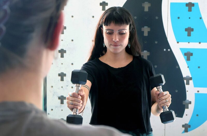 In der Physiotherapie stärkt Emily Wittmann ihren Gleichgewichtssinn, der durch ihre Multiple Sklerose beeinträchtigt wird. – Bild: ZDF /​ Spiegel TV
