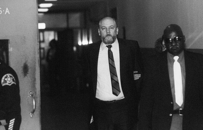 Richard Kuklinski, bekannt als The Iceman, wird in das Bezirksgericht von Bergen geführt. Kuklinski, der wegen sechs Morden angeklagt ist, erschien vor Gericht, nachdem er am vorherigen Wochenende Nierensteine gehabt hatte.. – Bild: @RTL