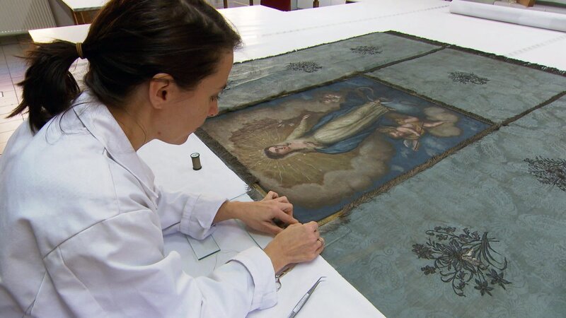 Textilrestauratorin Atelier Neugebauer beim Restaurieren einer Fahne aus dem 18. Jhdt. – Bild: ORF III