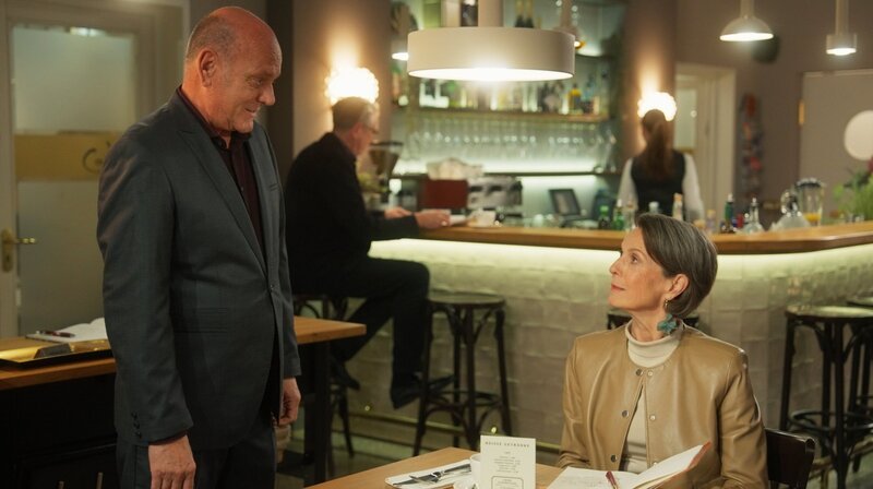 Niedergeschlagen kehrt Victoria (Caroline Schreiber, r.) aus der Schweiz zurück: Der Aktienverkauf hat nicht genug eingebracht für den Emilia-Kaiser-Tower. Als Gerd (Ulrich Gebauer, l.) ihr vorschlägt, die Mehrheit an der EmKa aufzugeben, reagiert Viktoria verärgert. – Bild: NDR