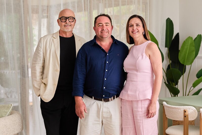 Neale Whitaker(l.), Brooke und Mick – Bild: Foxtel Management Pty Ltd and Banijay Rights Limited /​ Sally Griffiths