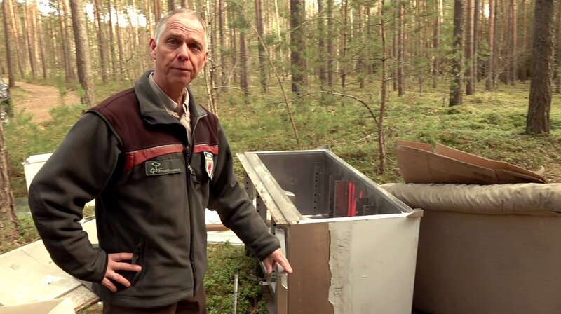 Aufräumaktion im Wald. – Bild: rbb/​Roman Garthoff