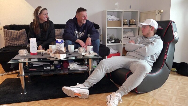 Jonas (re.) hat Besuch von seinem Vater und Bea – Bild: RTLZWEI