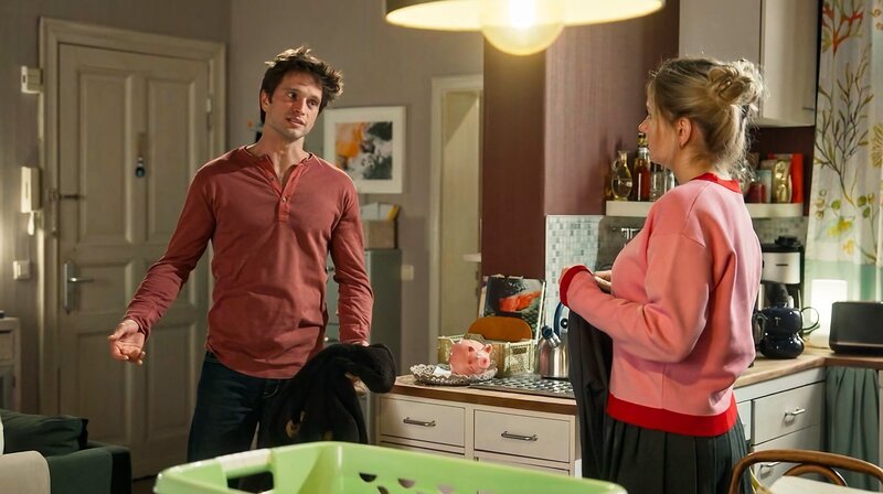 Jonas (Patrick Schlegel) will das freie WG-Zimmer an seinen guten Freund vermieten, doch Toni (Sarah Buchholzer) lehnt ab. – Bild: NDR