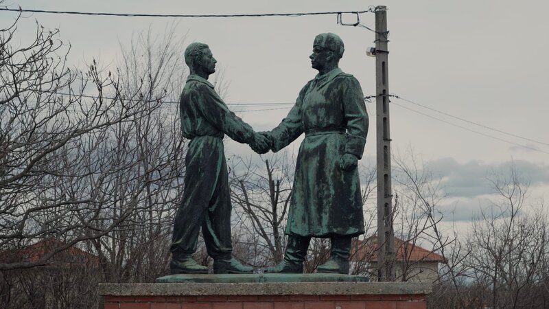 Sowjet Statue von zwei Männern. – Bild: Roche Productions