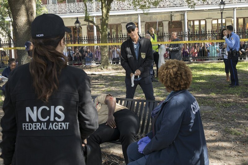 Special Agent Pride (Scott Bakula, l.), Dr. Loretta Wade (CCH Pounder, 2.v.l.), Sonja Percy (Shalita Grant) und Tammy Gregorio (Vanessa Ferlito, r.) vermuten, dass eine Bande von obdachlosen Kindern hinter dem Mord an Unteroffizier Michael Thompson (Onye Eme-Akwari, 2.v.l.) steckt. Haben sie damit recht? – Bild: CBS Broadcasting, Inc.