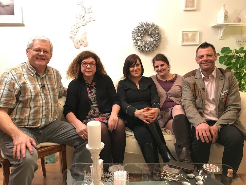 V.l.: Gastgeber Helmut, Andrea, Petra, Jessy und Toffas – Bild: TVNOW /​ ITV Studios