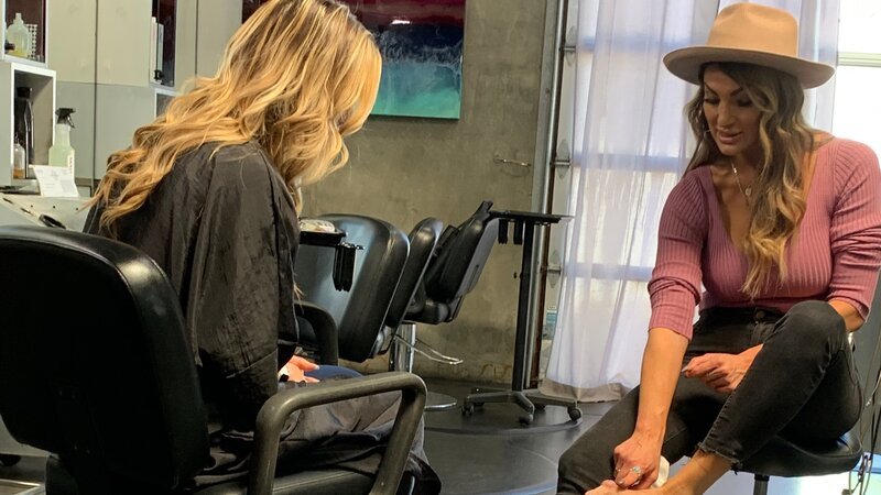 Emily Ackerman shows her foot to her friend in the salon. – Bild: Discovery Communications, LLC