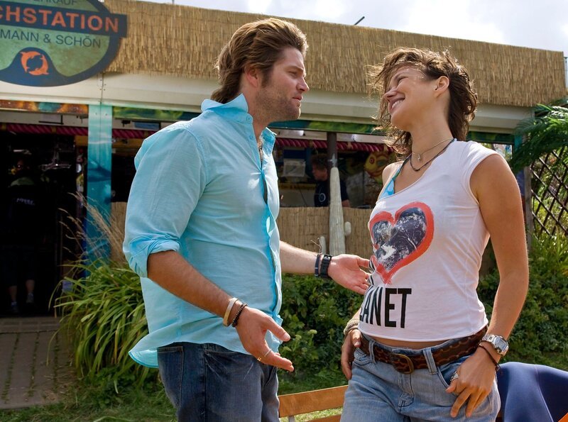 Andreas Bergmann (Peter Ketnath) und Birgit Schön (Nike Fuhrmann) sind begeisterte Taucher mit einem eigenen Geschäft. Jetzt wollen sie eine Tauchschule in Australien eröffnen. – Bild: NDR/​MDR/​Krajewsky