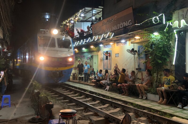 In Hanoi fahren die Züge dicht an den Häusern vorbei – für viele Touristen eine Attraktion – Bild: SWR/​Alexander Schweitzer